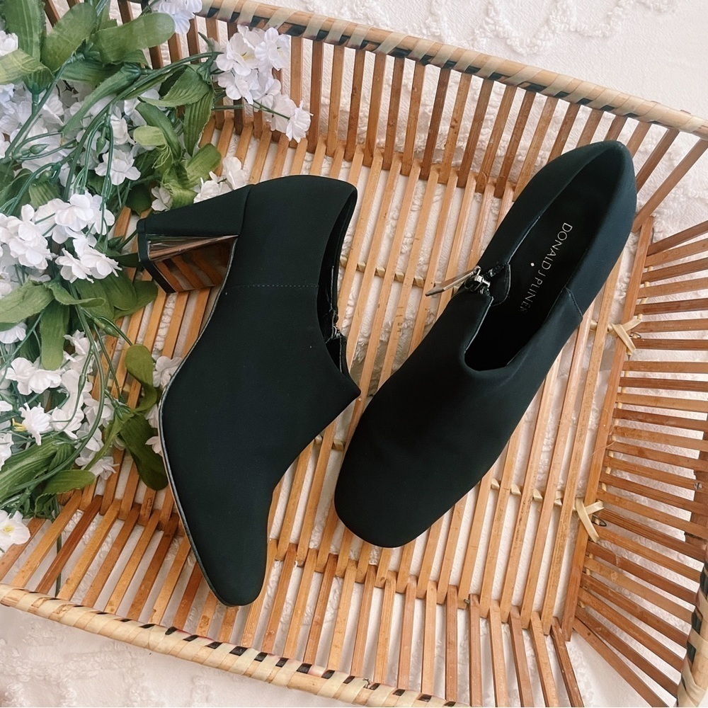 Donald J. Pliner Black Booties sz 8.5